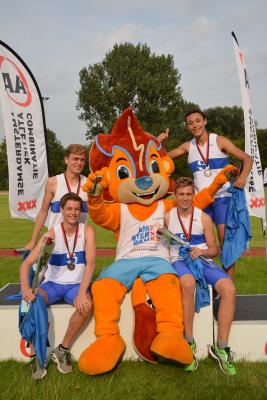 Het zilveren estafetteteam met ADAM, mascotte van de Europese Kampioenschappen Atletiek 2016