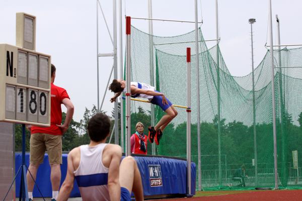 Laurens probeert de 1.80m te halen onder toeziend oog van Marco