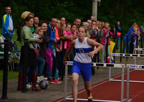 Renske over de hordes bij het LK.