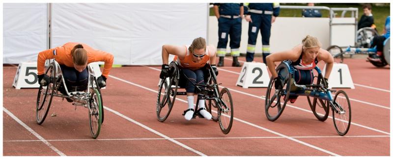 Desiree Vranken (midden) aan de start van de 100m