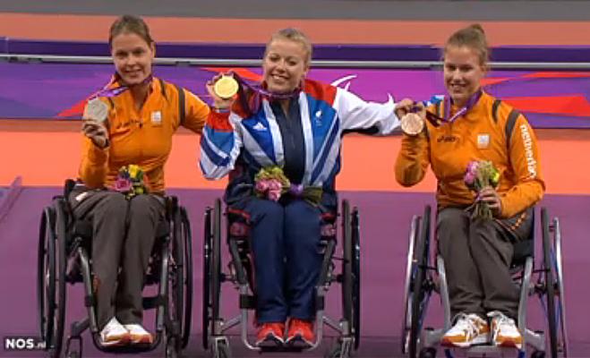 Amy Simons, Hannah Cockroft en Desiree Vranken (foto livestream NOS.nl)