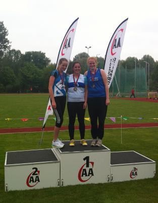 Cathelijn Peeters ( Atledo ), Sina-May Holthuysen en Marije Efdee ( Leiden Atletiek ) 