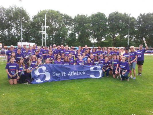 De recreanten teams samen met de het jeugd team van Swift