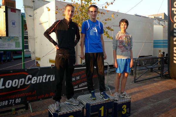 Nick op 1 en Loek op 3 in het Midden Limburgs Avondloop Criterium