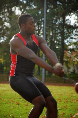 Denzel Comenentia in actie bij het gewichtwerpen tijdens de Douwe Smit Trofee in 2013