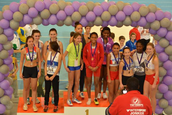 Sara, Edith, Julie met Sanne van Scopias: zilveren medaille op 4x50m estafette