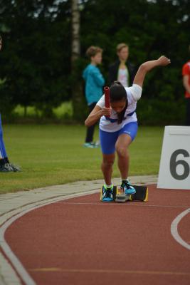 Amber de Graaff bij de start van de 4 x 80 meter estafette meisjes C